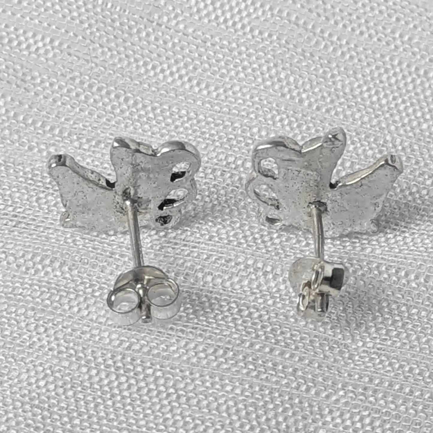 Rückseite der Silber-Ohrstecker Pferd mit sicherem Butterfly-Verschluss.