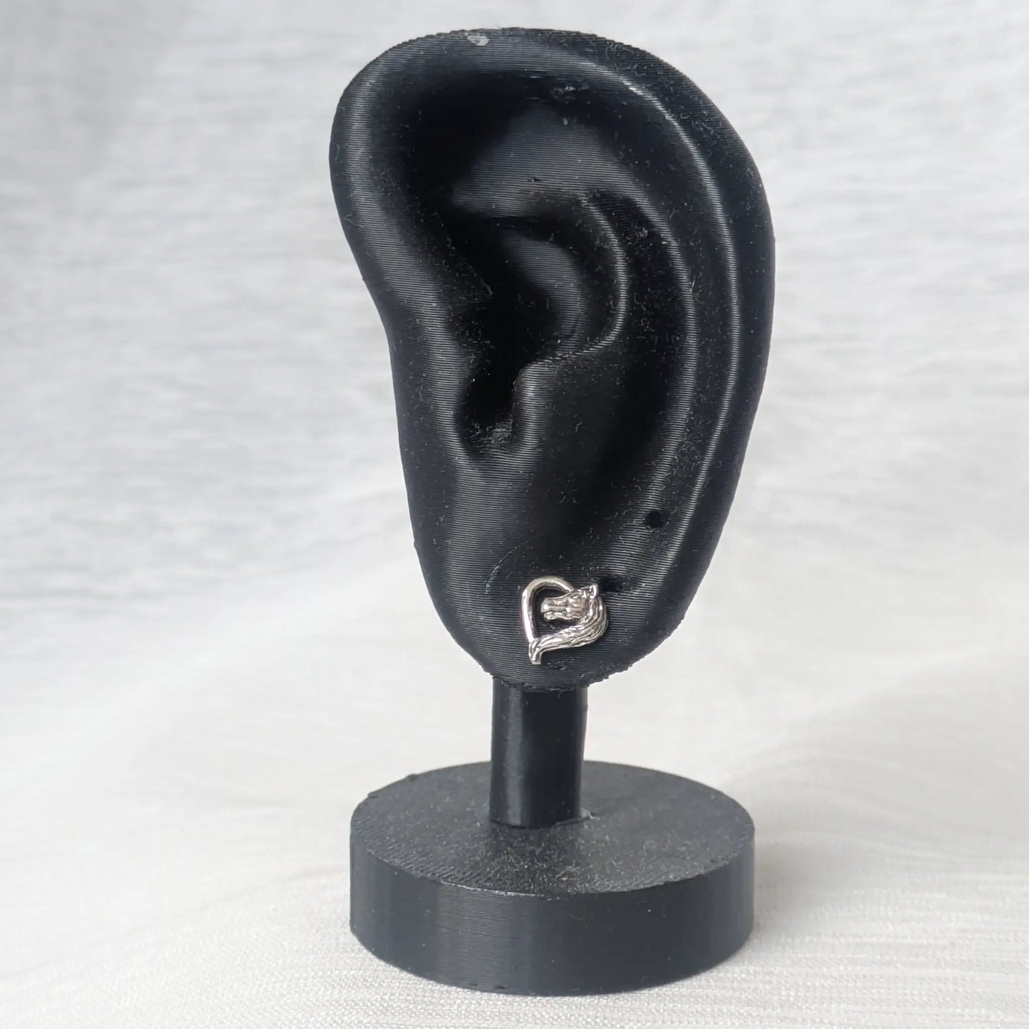 Pferde Ohrstecker aus Silber am Modell zur Größenansicht.