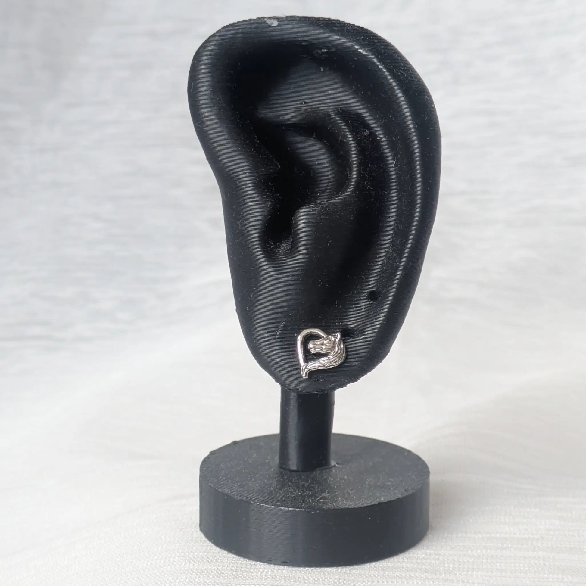 Pferde Ohrstecker aus Silber am Modell zur Größenansicht.