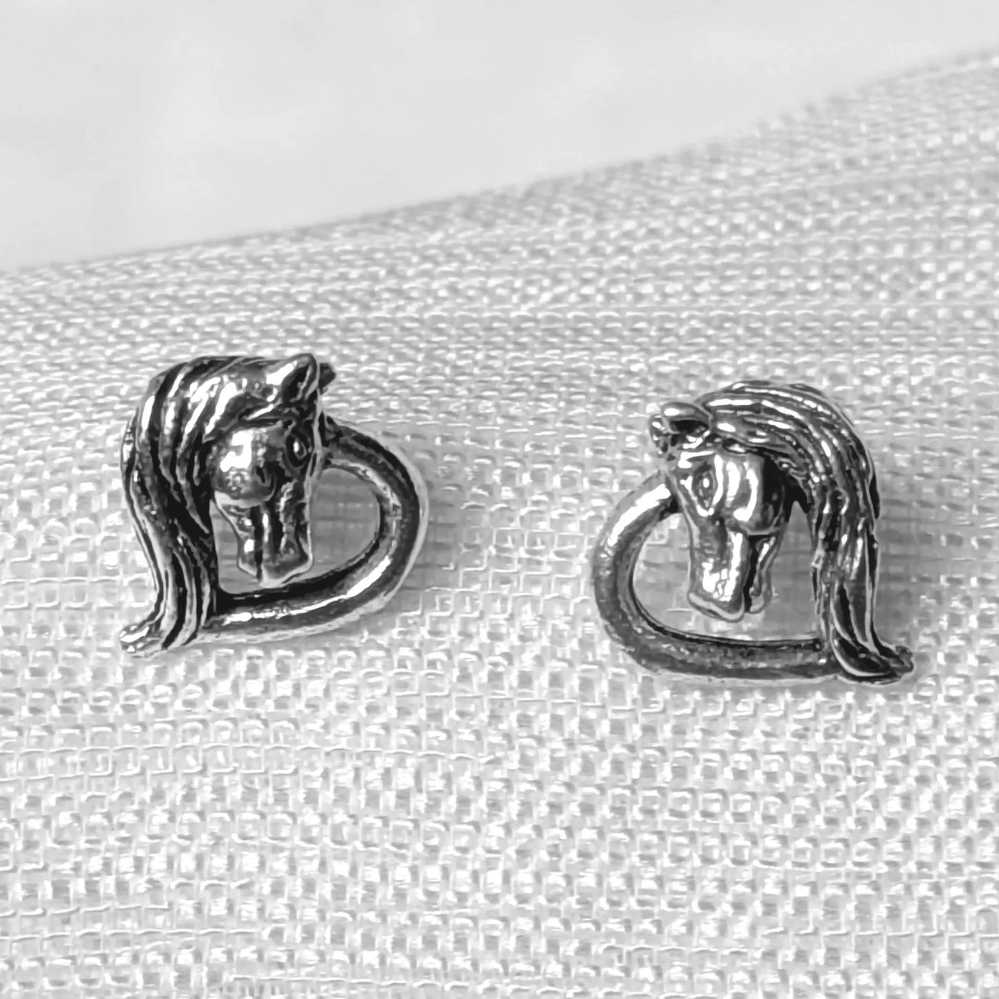 Detailansicht Pferde Ohrstecker 925 Silber mit feiner Gravur.