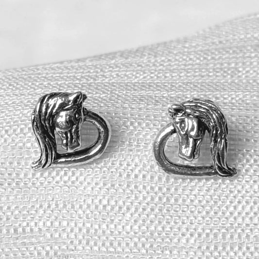 Detailansicht Pferde Ohrstecker 925 Silber mit feiner Gravur.