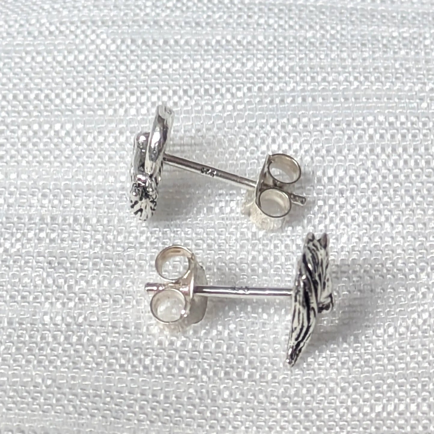 Seitenprofil der 925 Sterling Silber Ohrstecker Motiv Pferd.