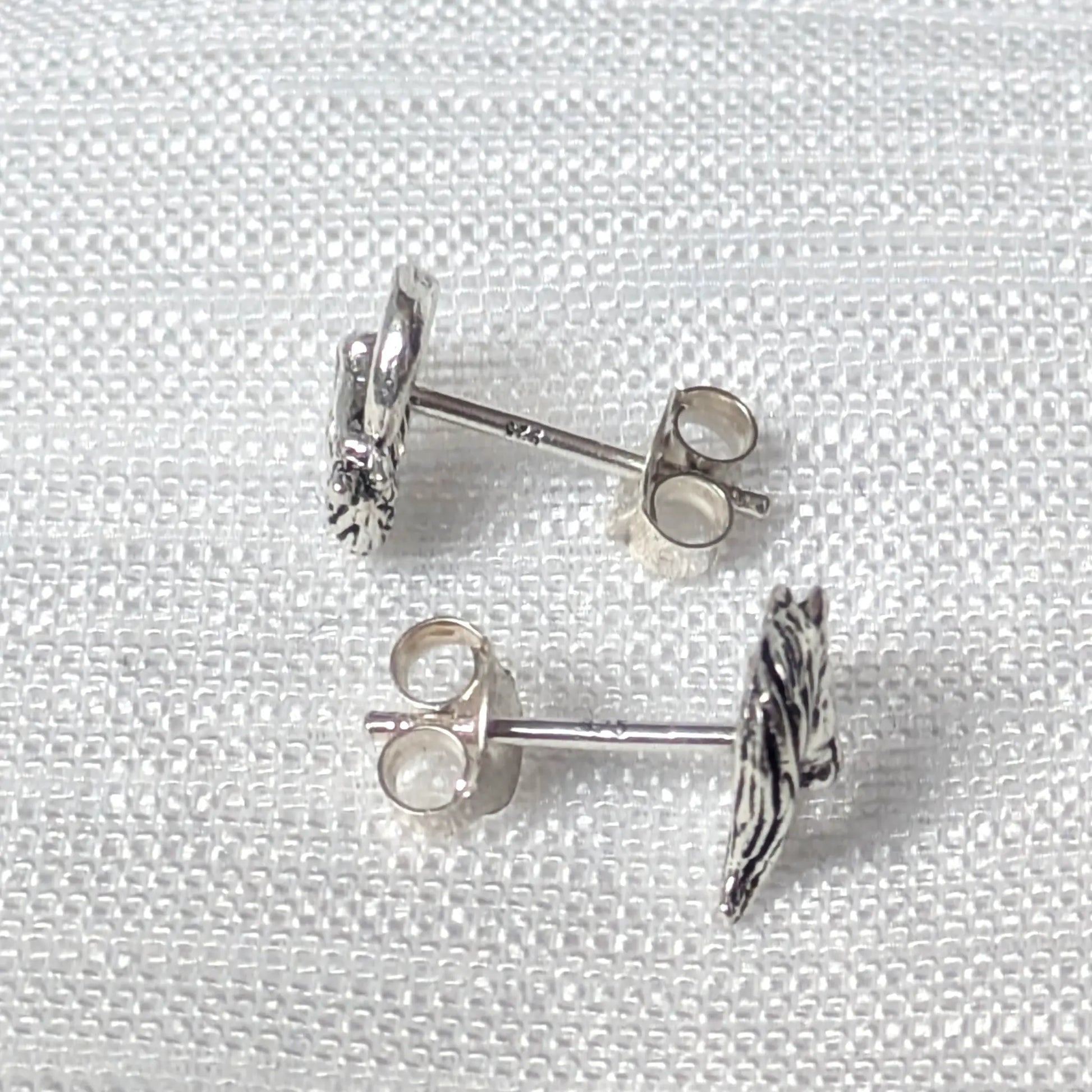 Seitenprofil der 925 Sterling Silber Ohrstecker Motiv Pferd.