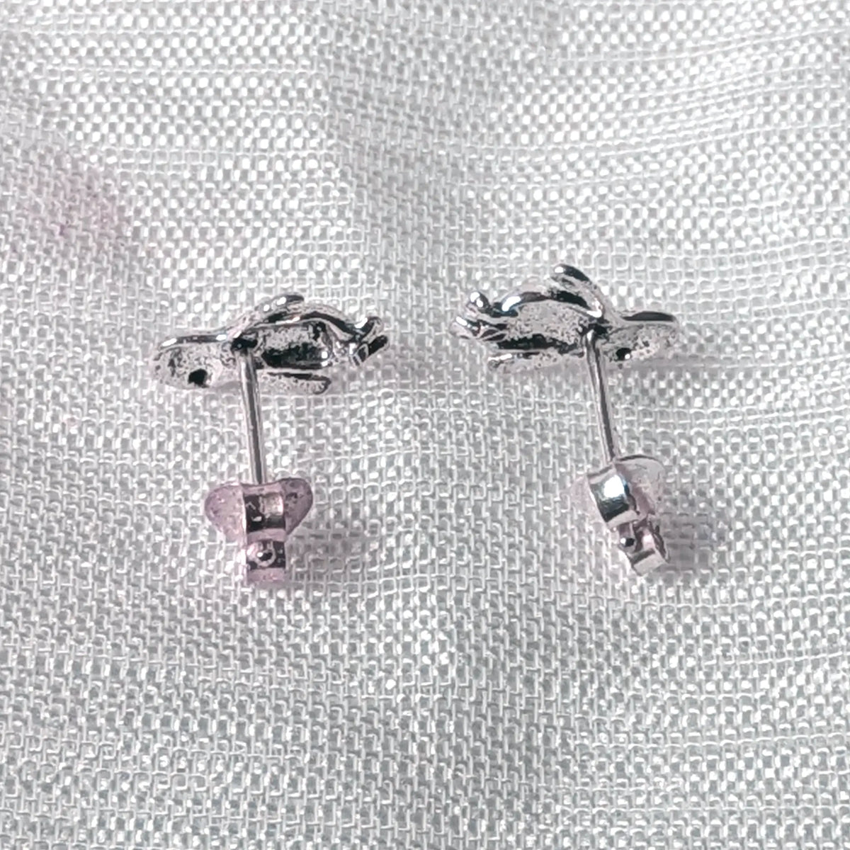 Rückansicht der Pinguin-Ohrstecker aus 925er Silber mit aufgestecktem Butterfly-Verschluss für zuverlässigen und bequemen Tragekomfort.