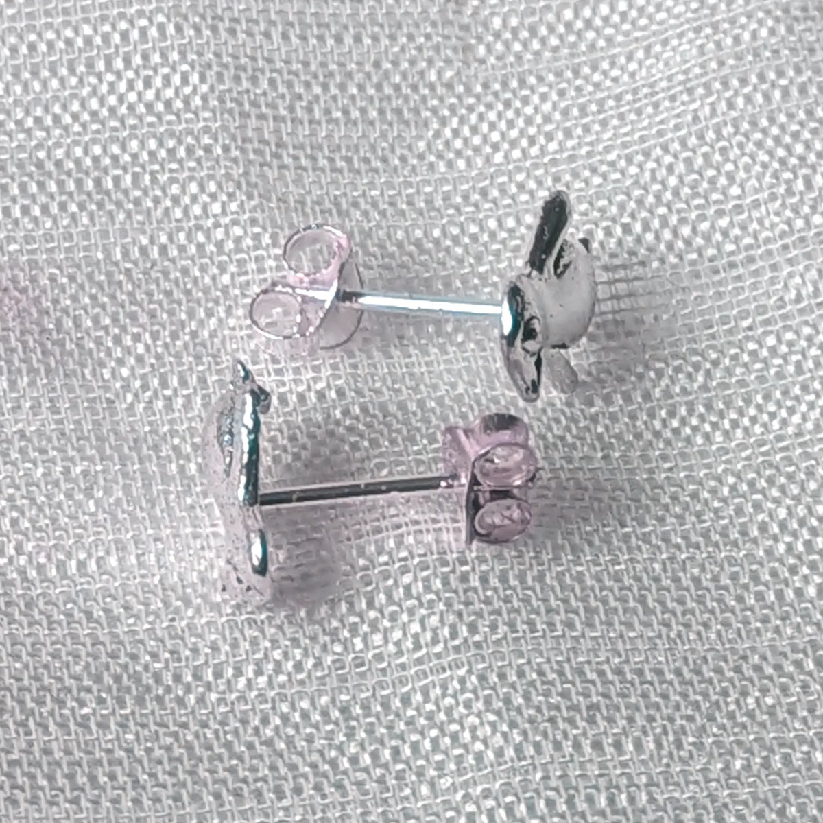 Seitenansicht der massiven Pinguin-Silberohrstecker mit Fokus auf den stabilen Befestigungsstift für einen sicheren Halt.