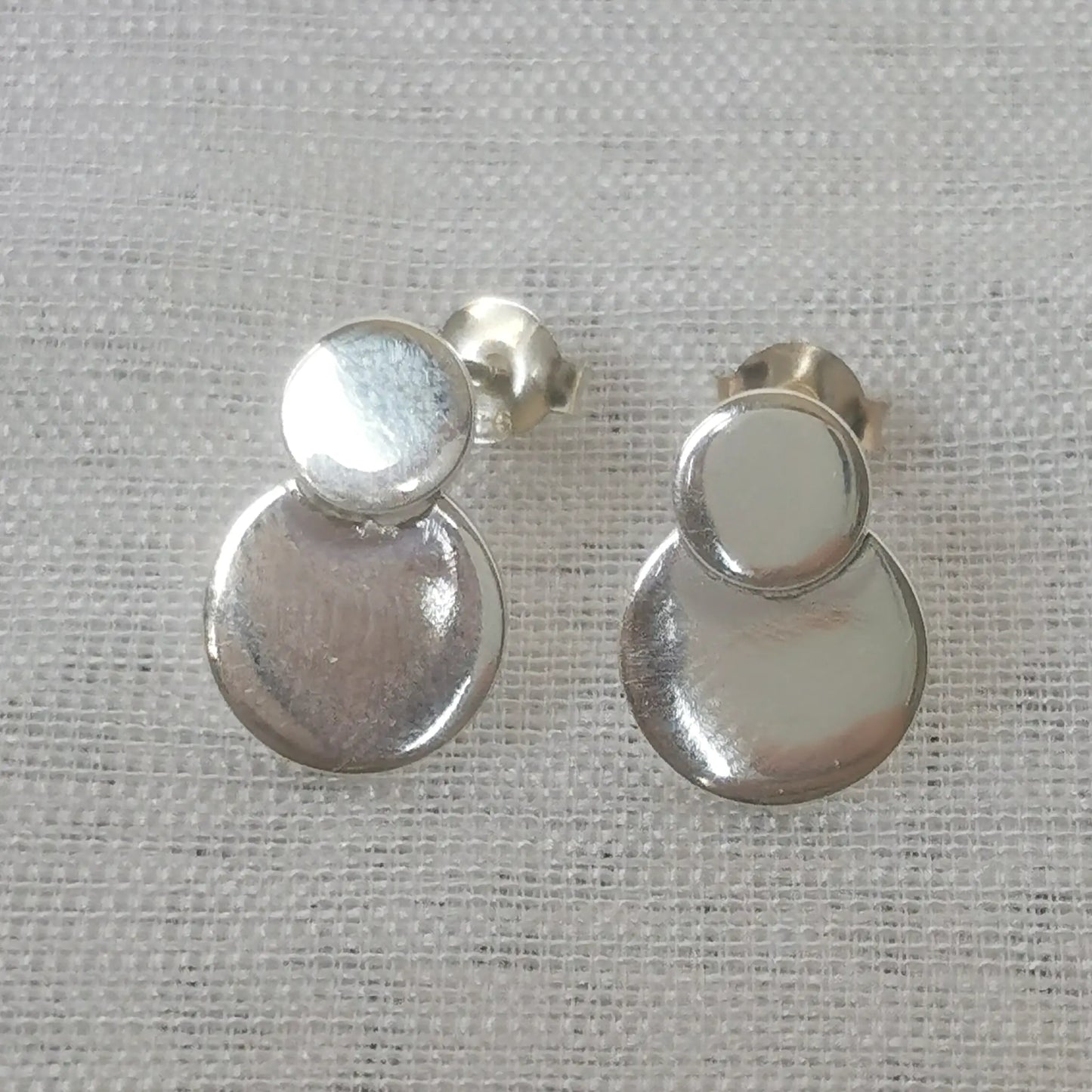 Frontalansicht der minimalistischen Doppel-Plättchen Ohrringe aus poliertem 925 Sterling Silber im modernen Geometric-Stil.