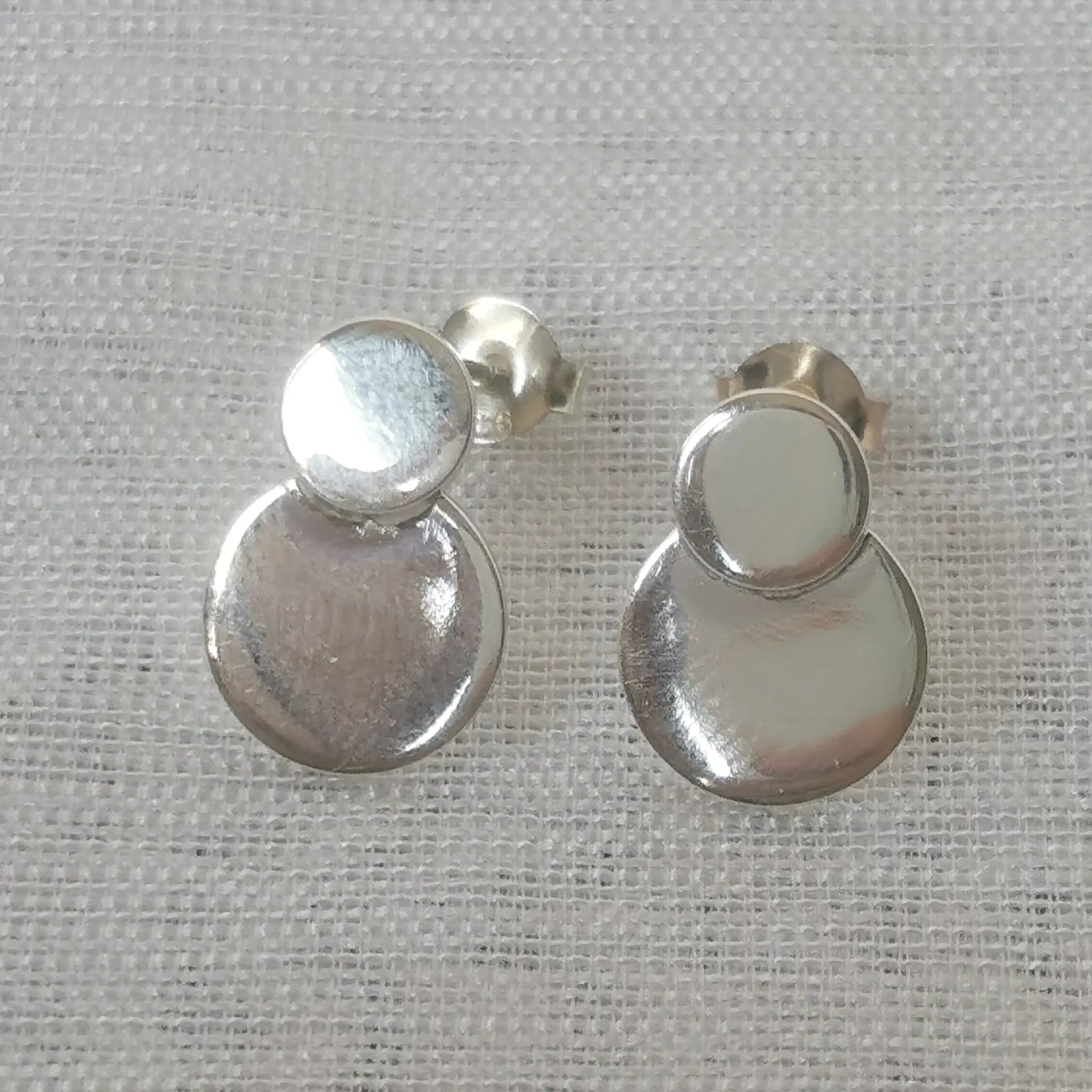 Frontalansicht der minimalistischen Doppel-Plättchen Ohrringe aus poliertem 925 Sterling Silber im modernen Geometric-Stil.