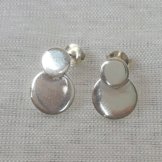 Frontalansicht der minimalistischen Doppel-Plättchen Ohrringe aus poliertem 925 Sterling Silber im modernen Geometric-Stil.