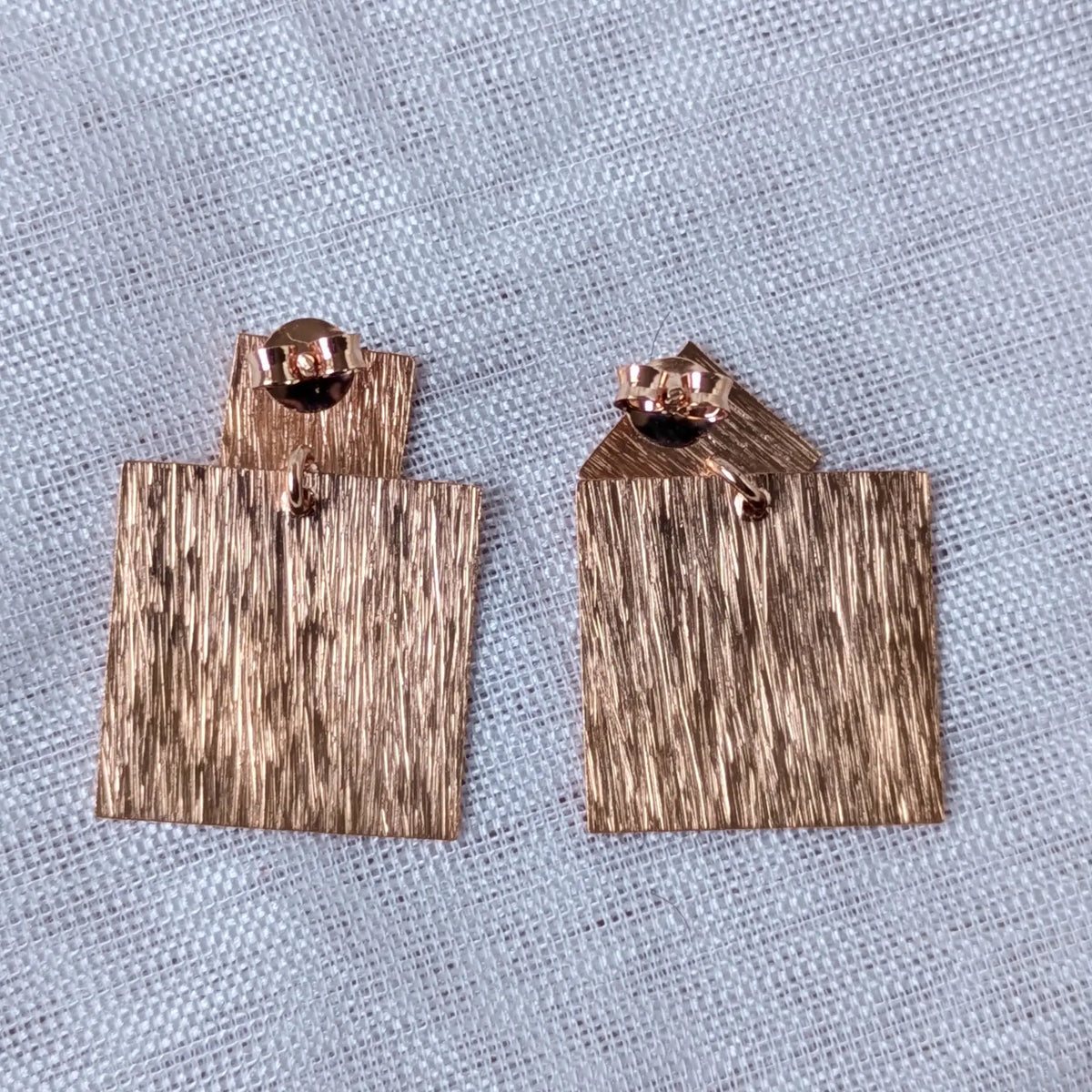 Rückansicht der strukturierten Quadrat-Ohrstecker aus 925 Sterling Silber mit sicherem Steckverschluss.