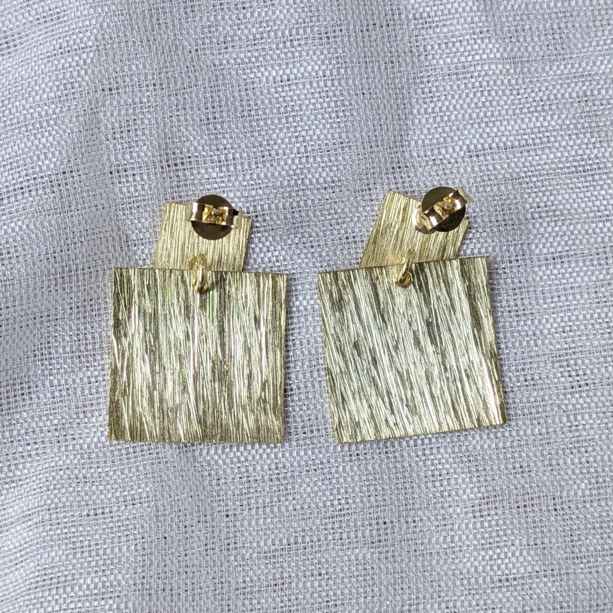 Rückansicht der strukturierten Quadrat-Ohrstecker aus 925 Sterling Silber mit sicherem Steckverschluss.