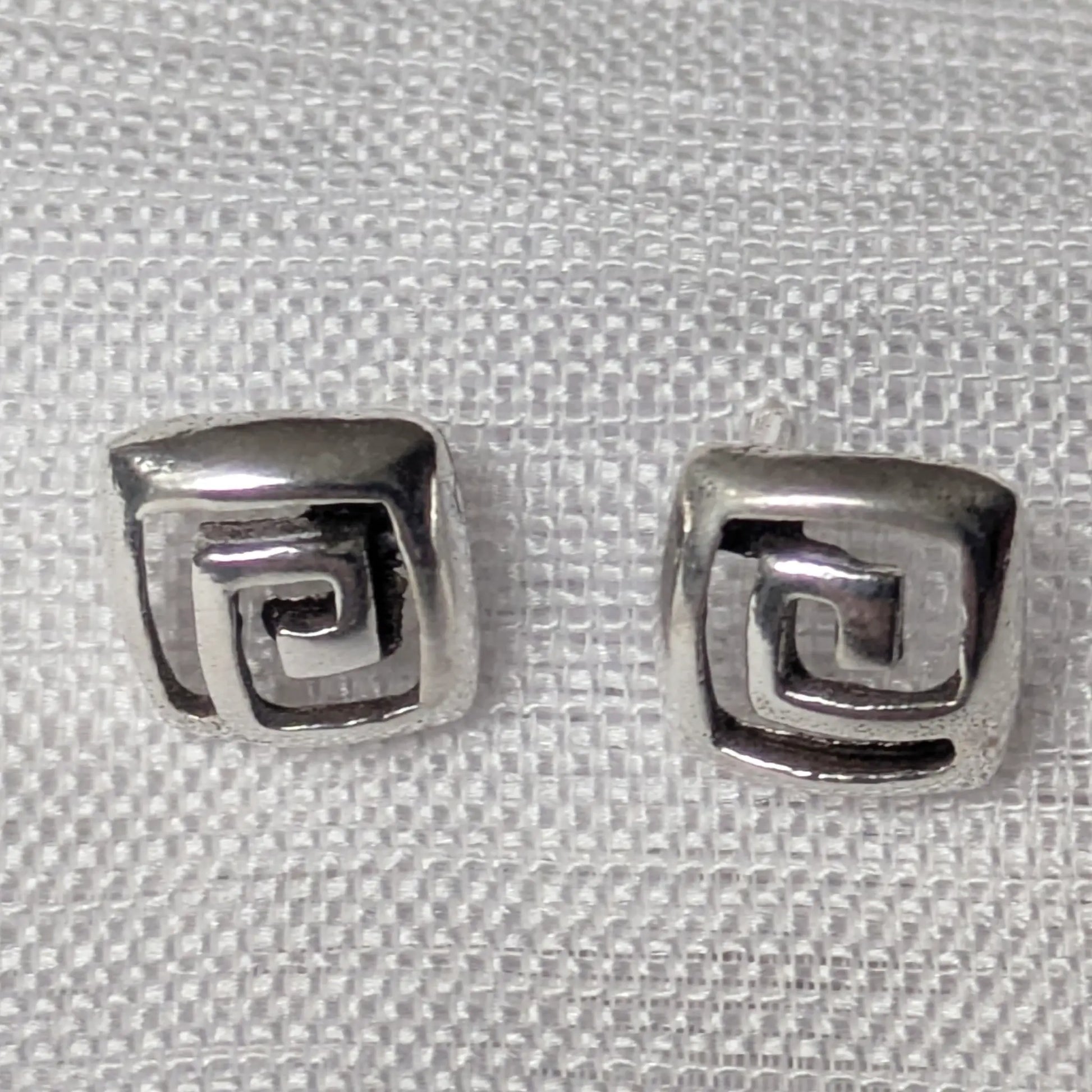 Detailansicht des griechischen Mäander-Musters auf den 925 Silber Ohrsteckern.