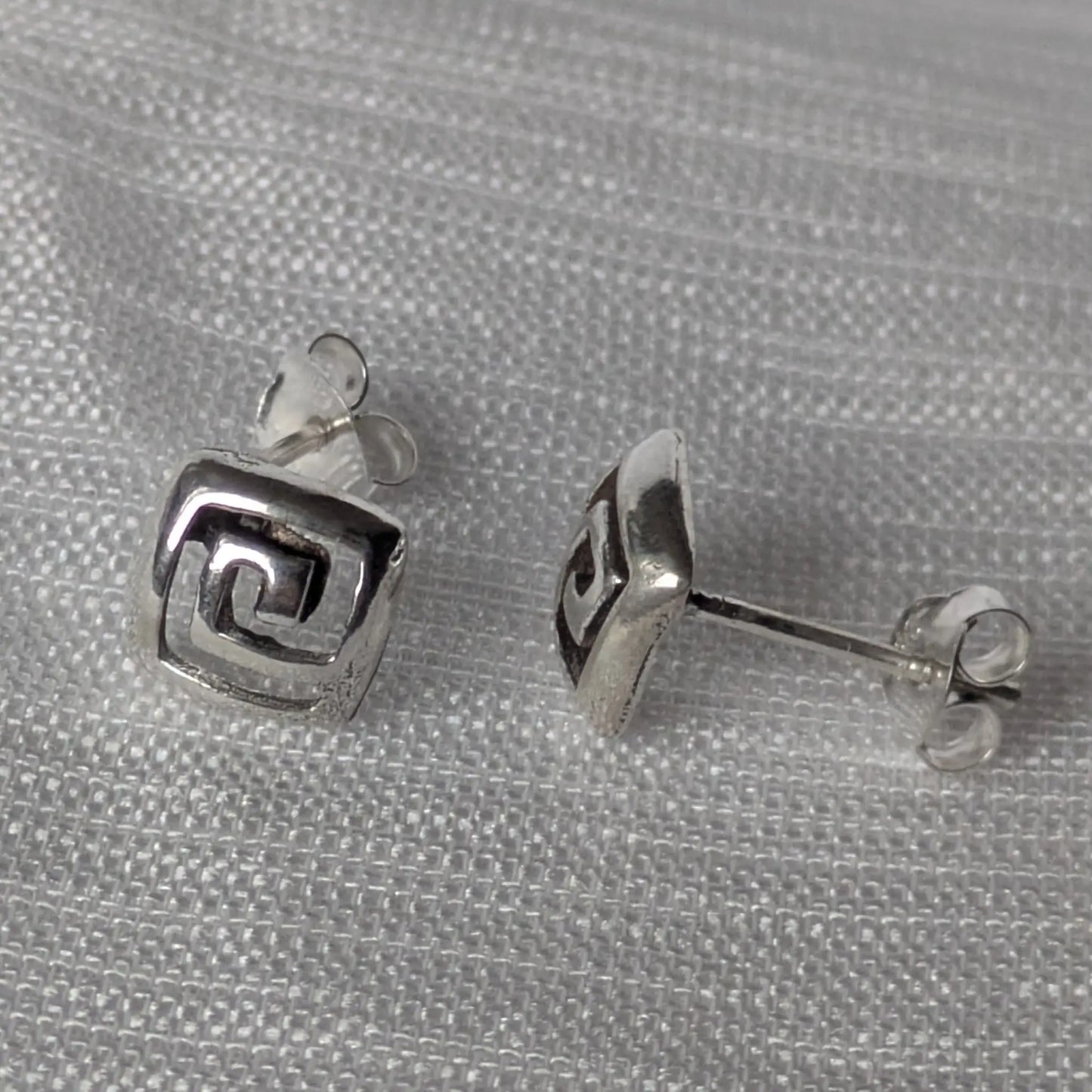 Geometrische Ohrstecker aus 925 Silber – Seitenansicht