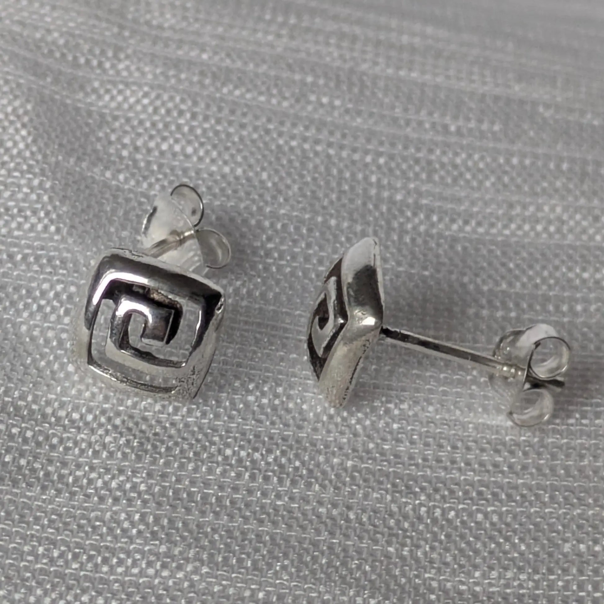 Geometrische Ohrstecker aus 925 Silber – Seitenansicht
