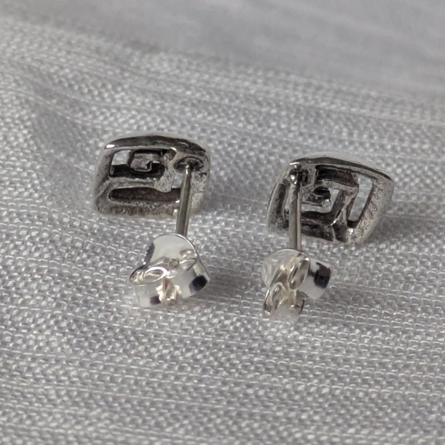 Rückseite der quadratischen Stecker  925 Sterling Silber mit Butterfly-Verschluss.