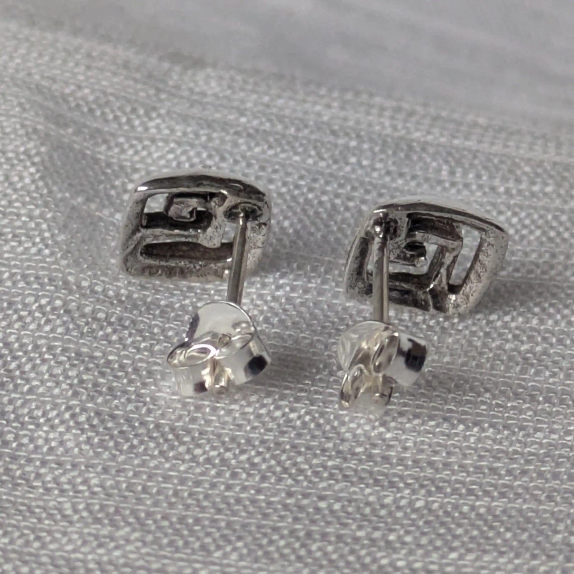 Rückseite der quadratischen Stecker  925 Sterling Silber mit Butterfly-Verschluss.
