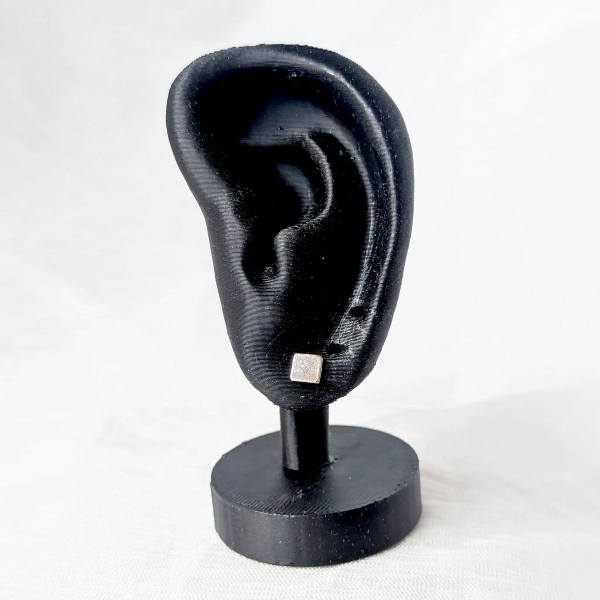 Quadratische 925‑Silber Ohrstecker am schwarzen Ohr‑Display