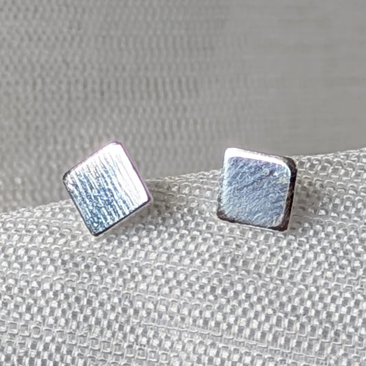 Nahaufnahme quadratische 925‑Silber Ohrstecker minimalistisches Desig
