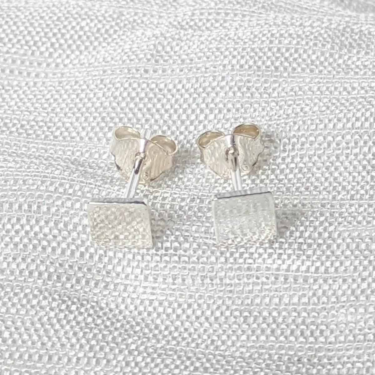 Frontalansicht 925 Silber Ohrstecker quadratisch modern
