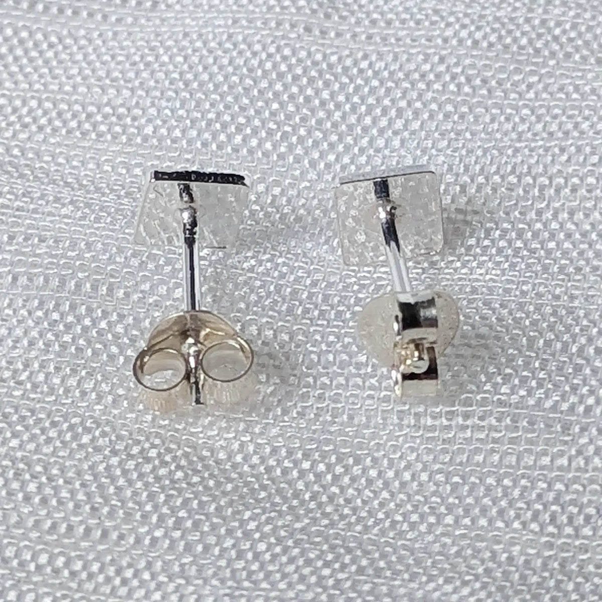 Rückansicht Silber Ohrstecker mit Stecker und Platte