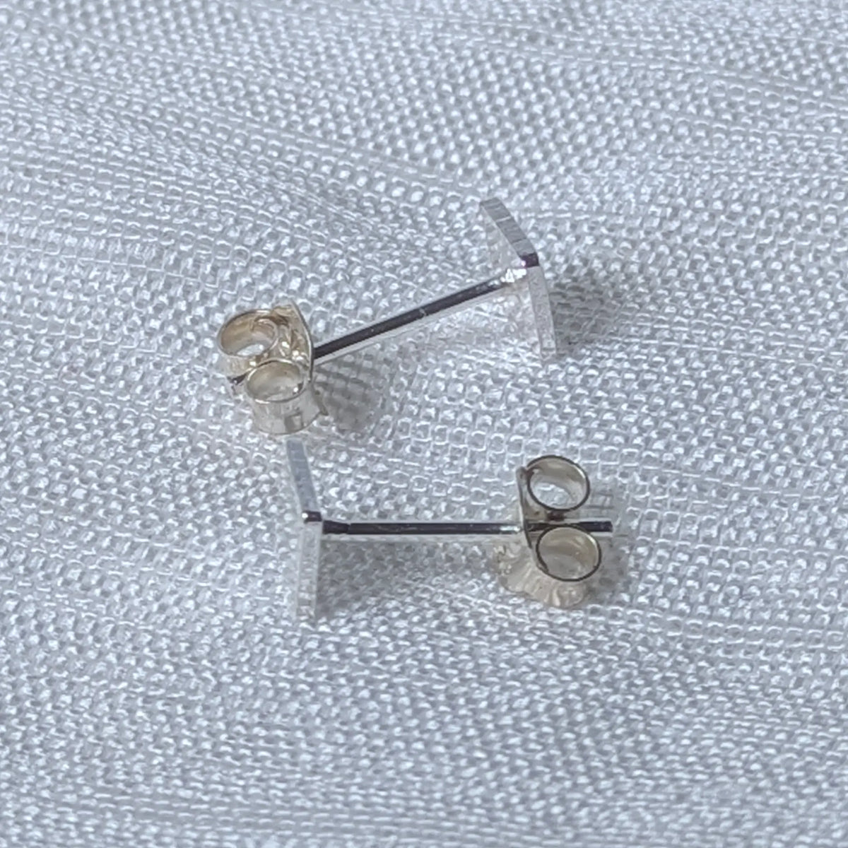 Seitliche Ansicht kleine quadratische Ohrstecker aus 925 Silber