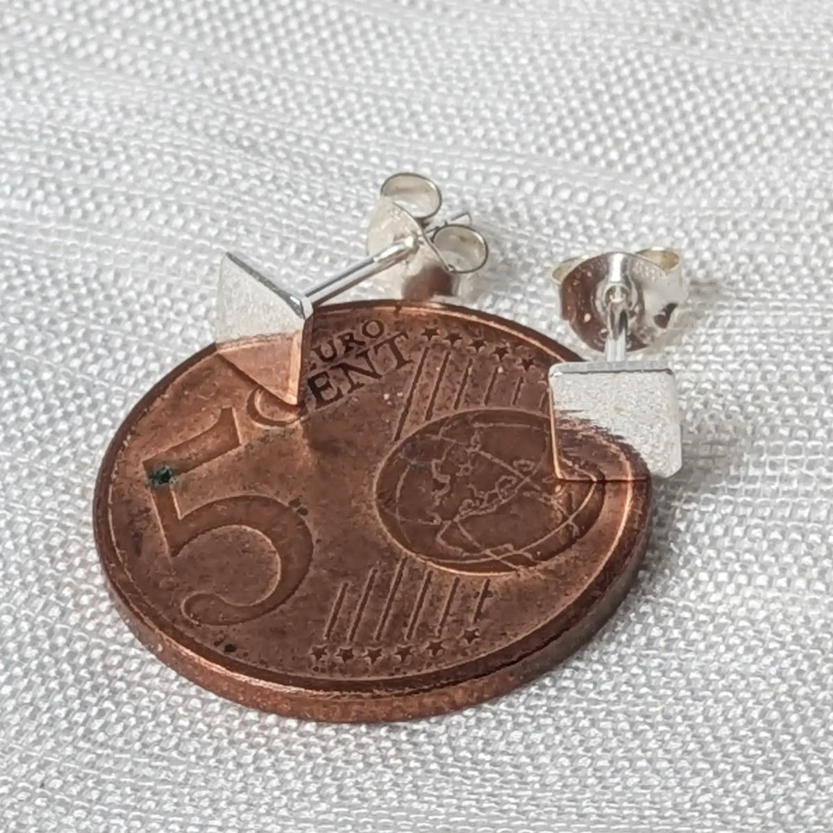 Größenvergleich quadratische 925‑Silber Ohrstecker auf 5‑Cent‑Münz