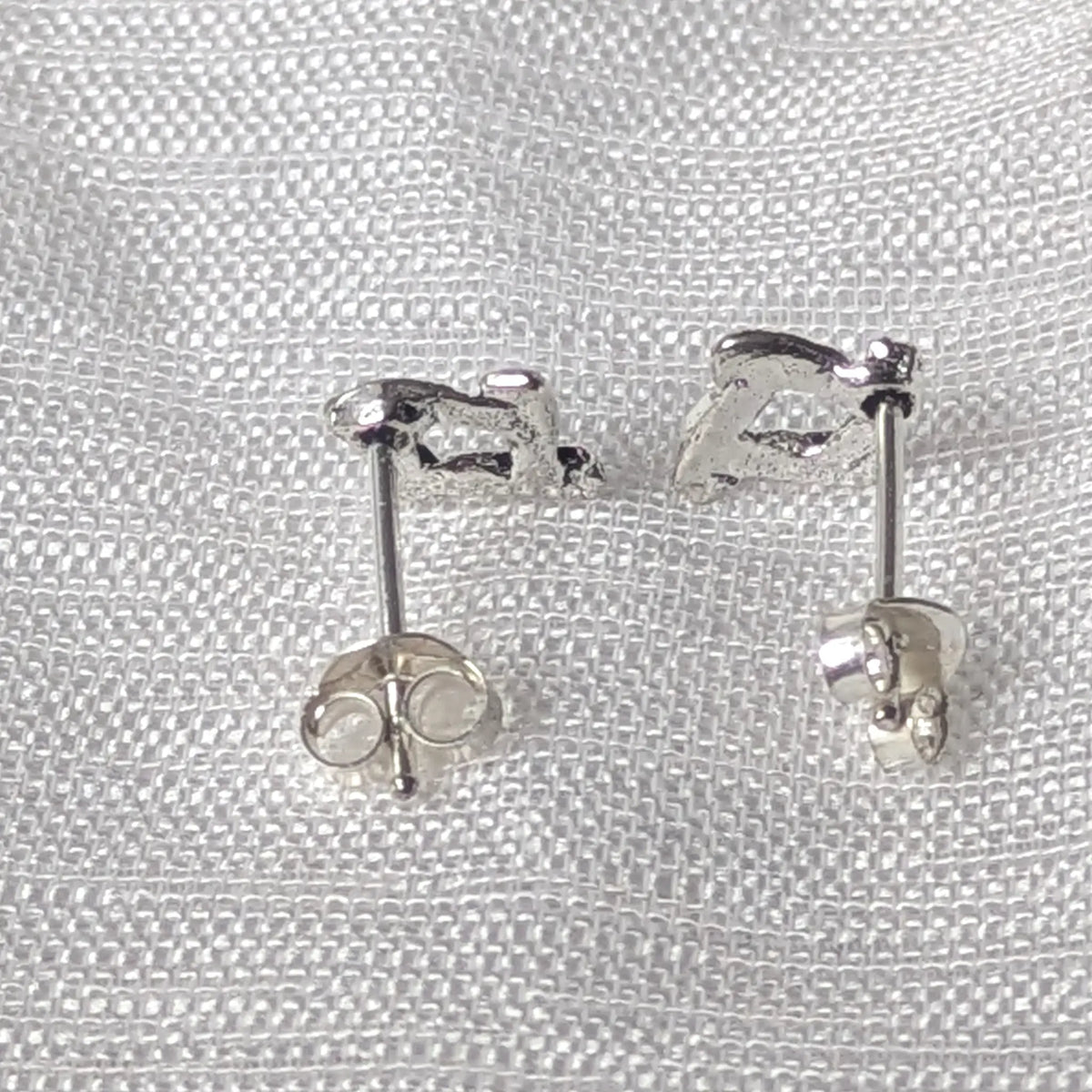 Rückansicht der eckigen Silberohrstecker aus 925er Silber mit verlässlichem Butterfly-Verschluss für angenehmen Tragekomfort.