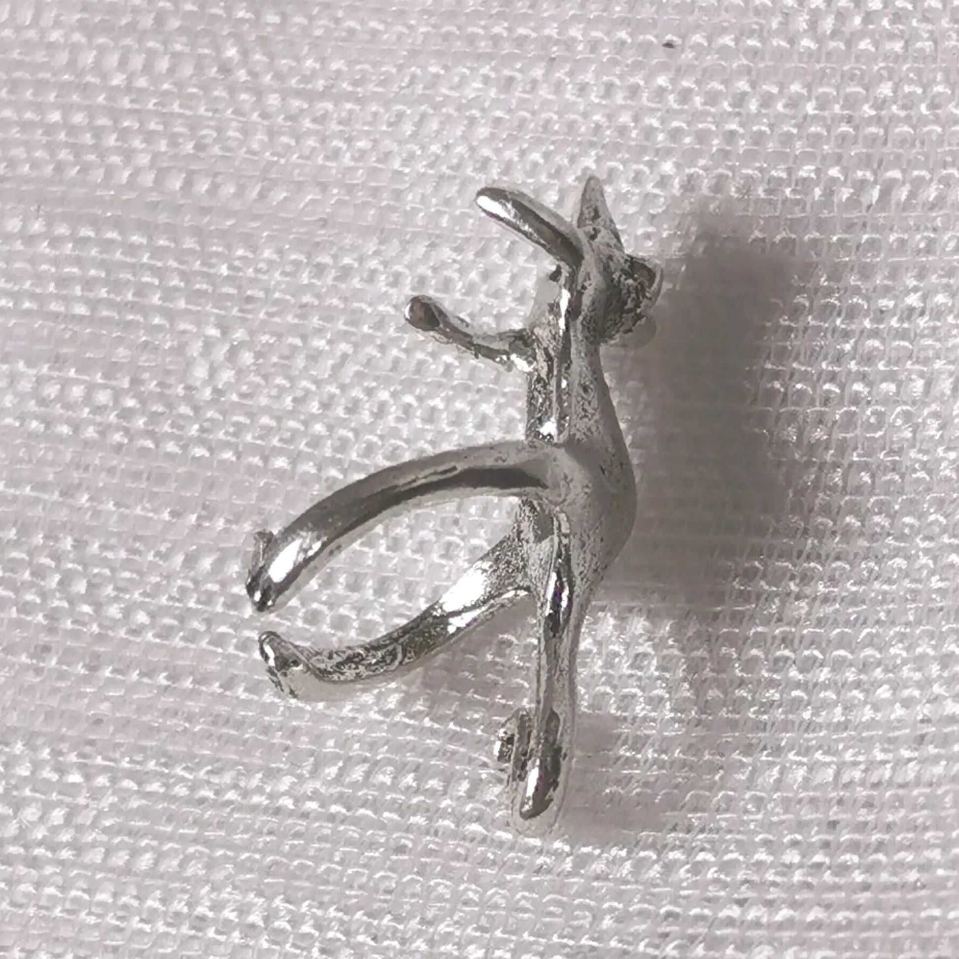 Seitliche Ansicht der silbernen Maus-Ohrklemme für die Helix.