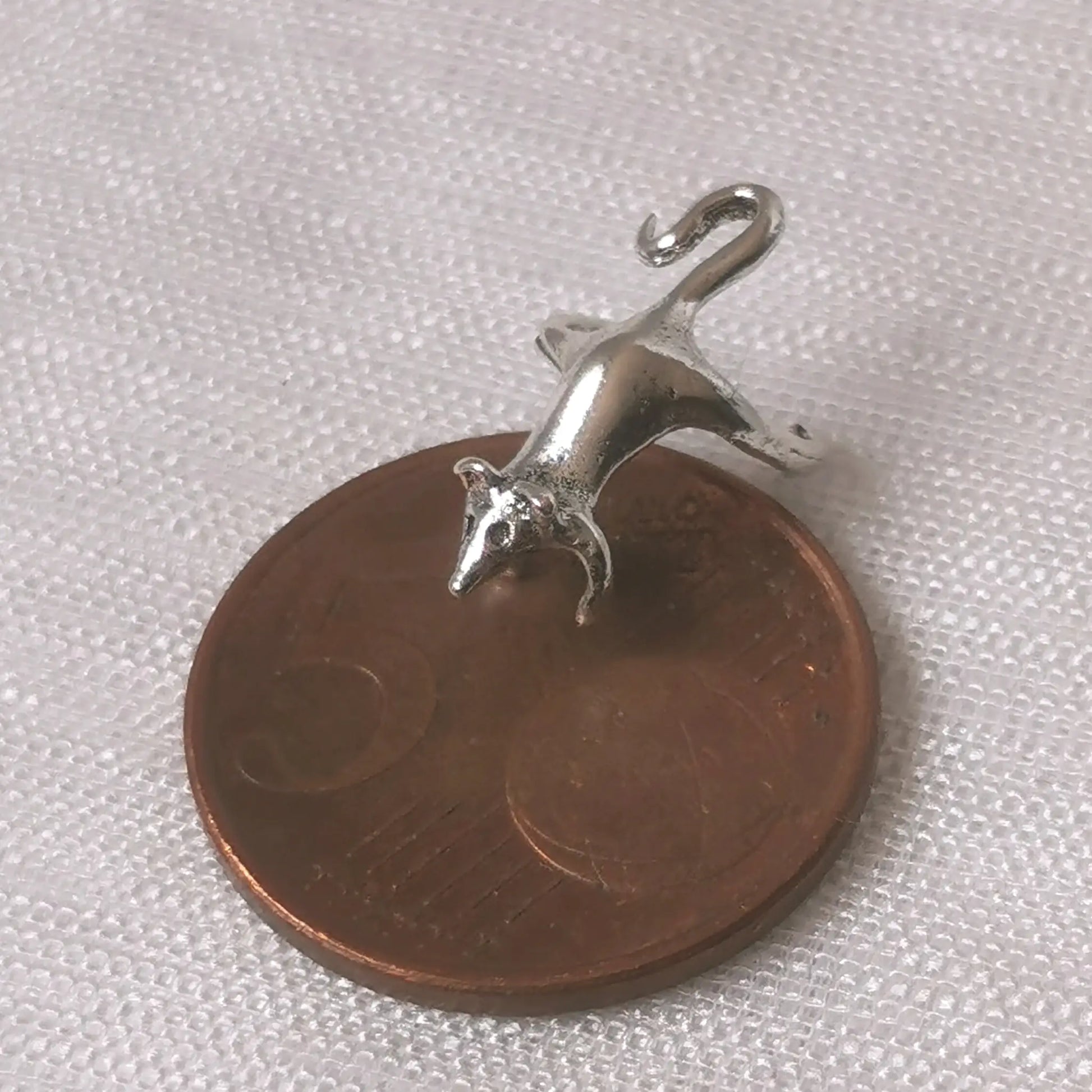 Größenvergleich der 925er Silber Motiv-Ohrklemme auf 5-Cent-Stück.