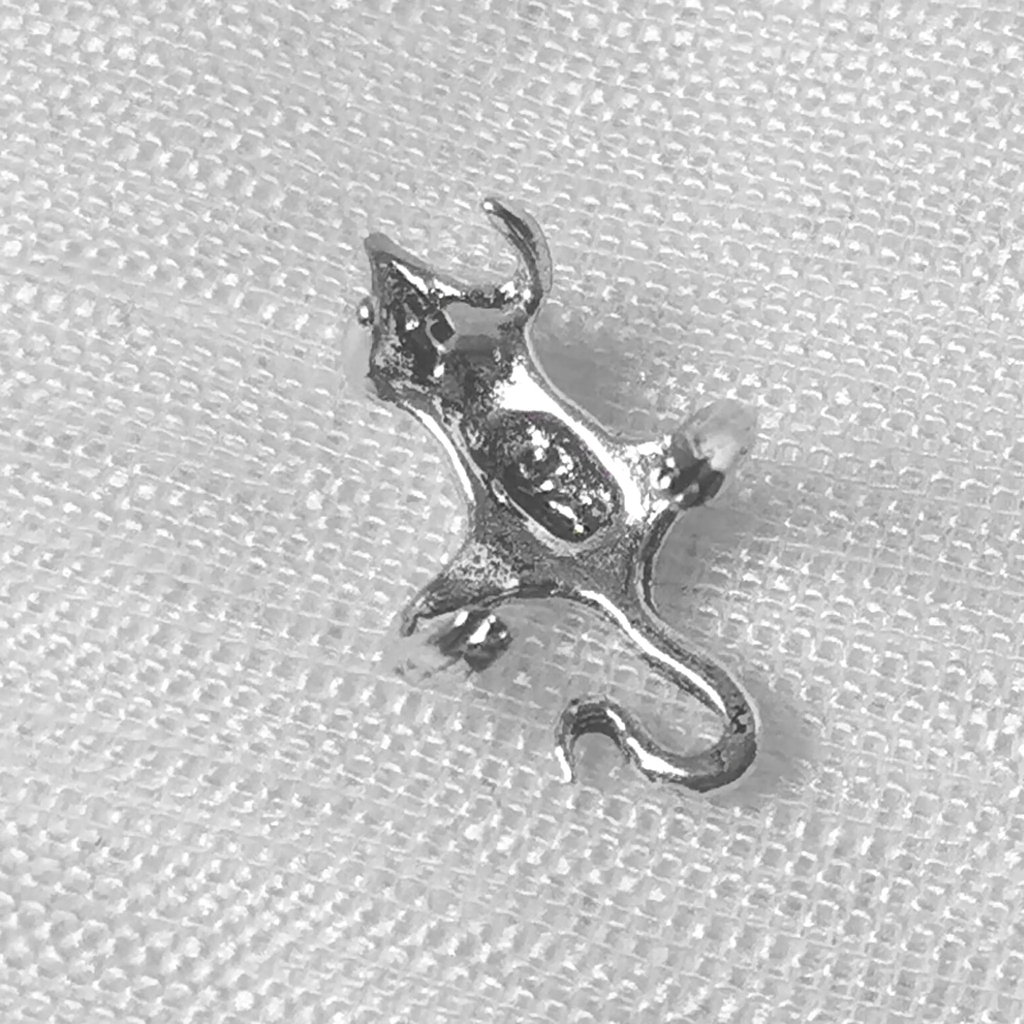 Rückseite der verstellbaren Maus Earcuff-Halterung aus 925er Silber.