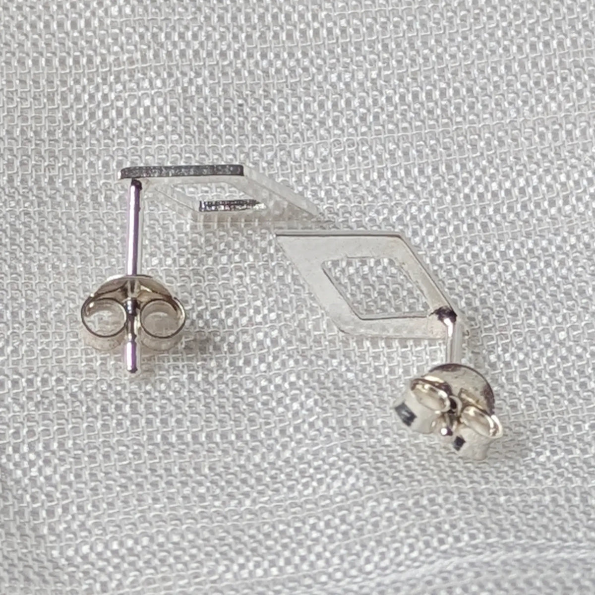 Rückansicht der Rauten-Silberohrstecker mit stabilem Stift und sicherem Verschluss für optimalen Halt im Alltag.