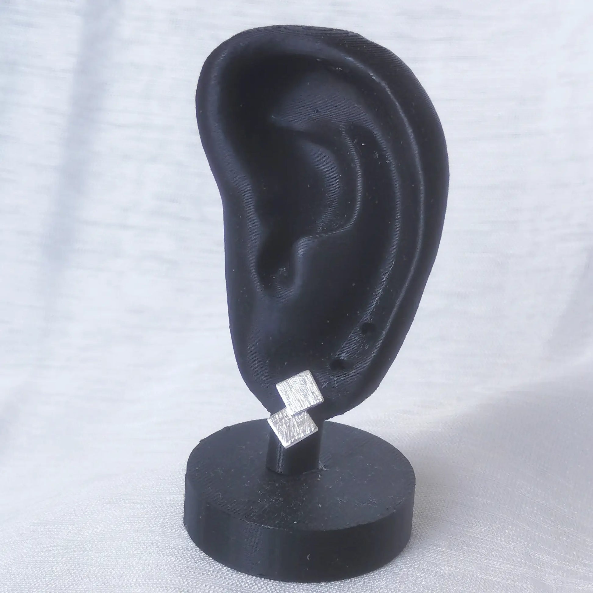 Moderne Doppel-Quadrat Ohrstecker präsentiert auf einem schwarzen Schmuck-Ohr-Display.