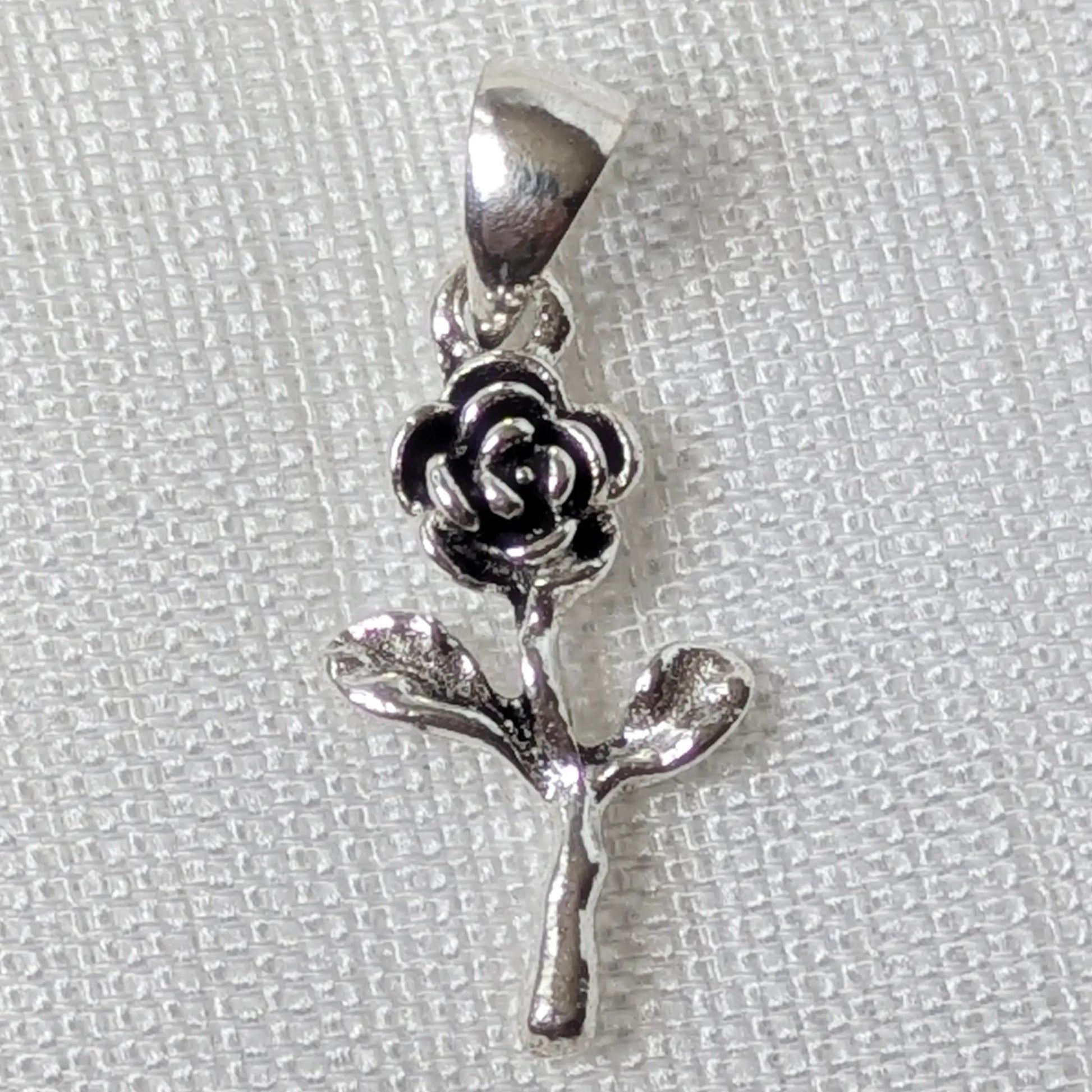 Nahaufnahme Rosen Kettenanhänger aus 925 Silber mit oxidierten Details