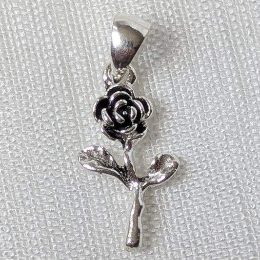 Nahaufnahme Rosen Kettenanhänger aus 925 Silber mit oxidierten Details