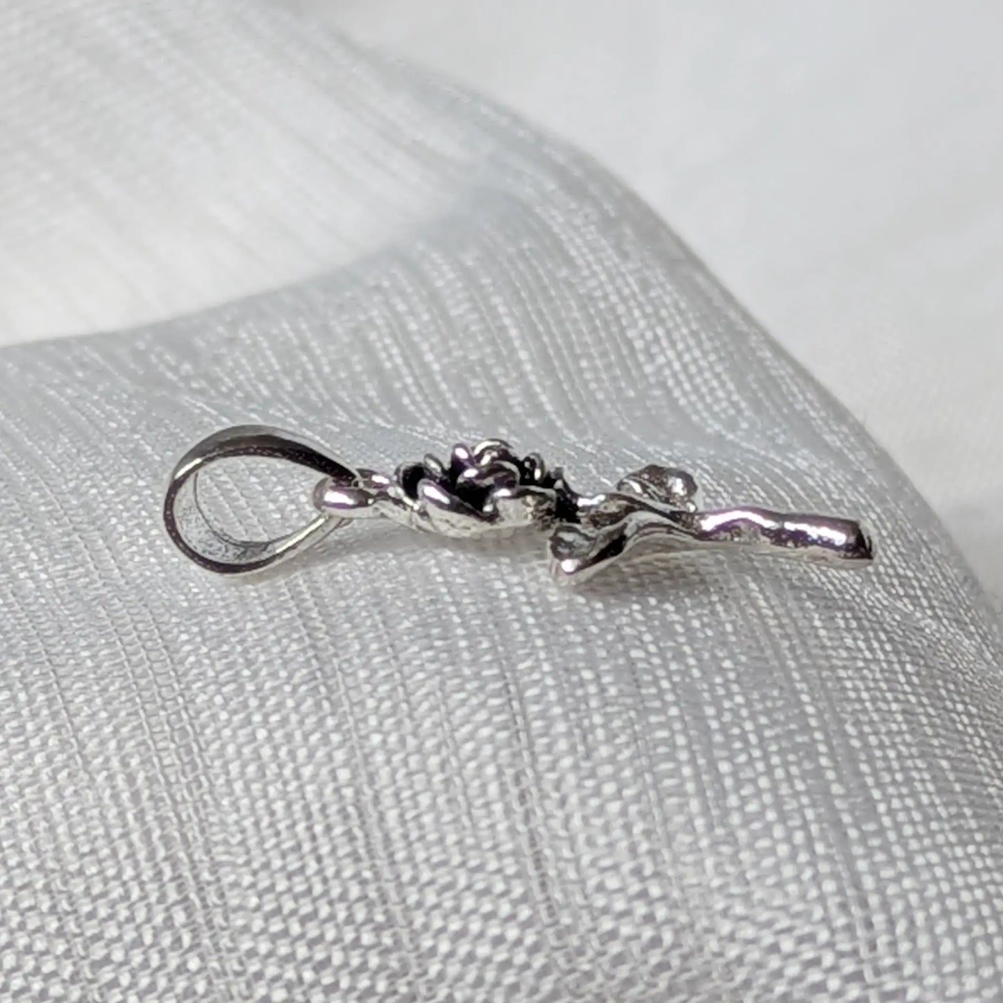 Seitenansicht des 925 Silber Rosen-Anhängers mit Kettenöse