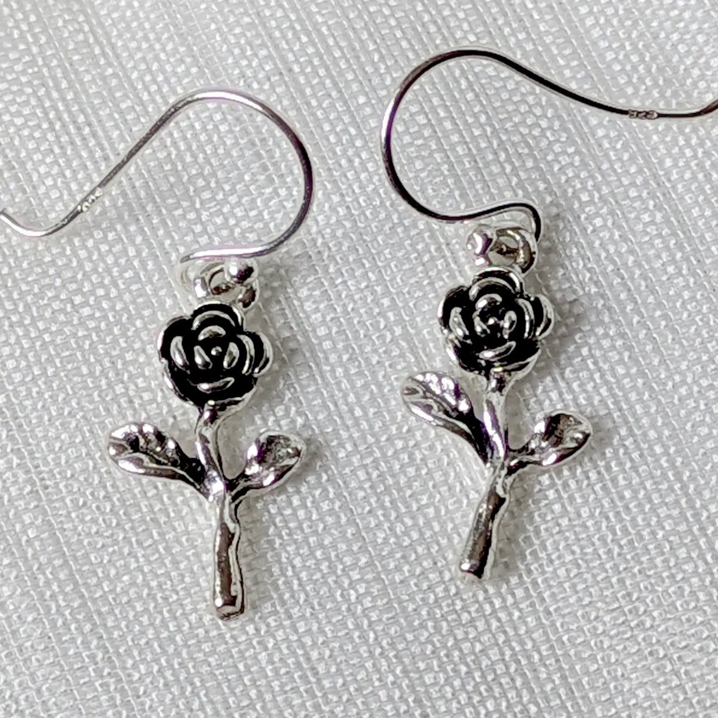 Nahaufnahme Rosen Ohrringe aus 925 Silber mit oxidierter Blüten-Textur