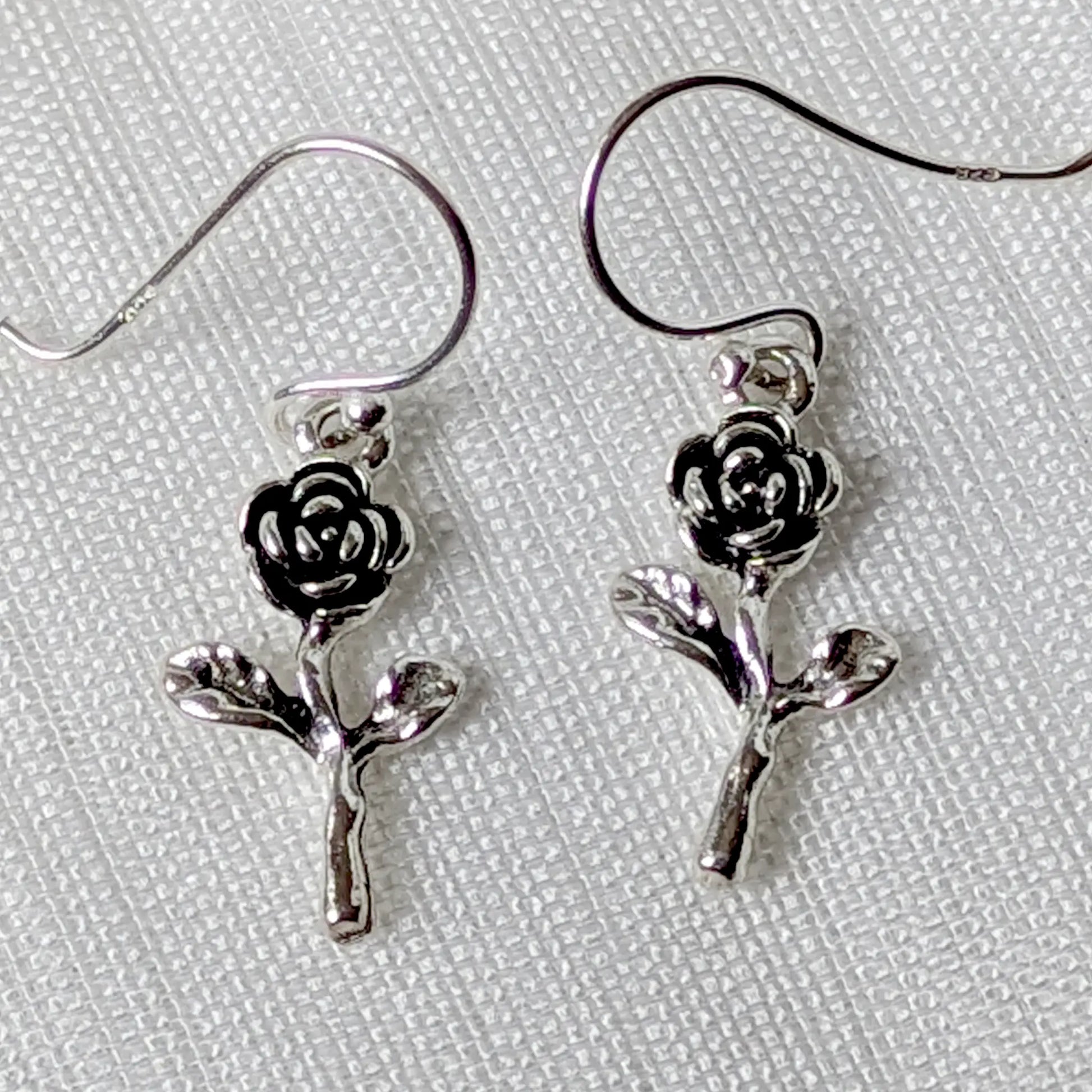 Nahaufnahme Rosen Ohrringe aus 925 Silber mit oxidierter Blüten-Textur