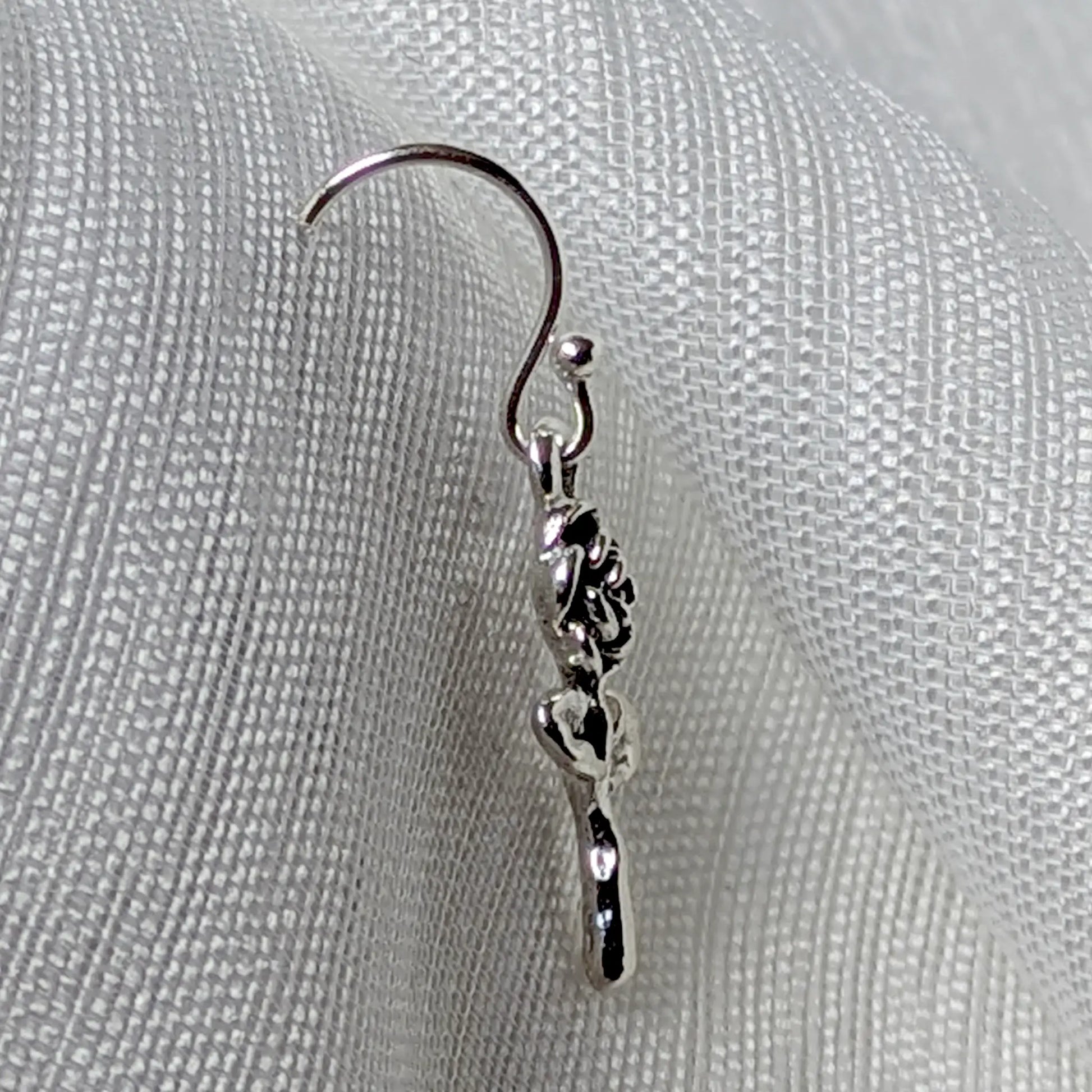 Seitenansicht der feinen Rosenblüte mit Stiel und Ohrhaken aus 925 Silber