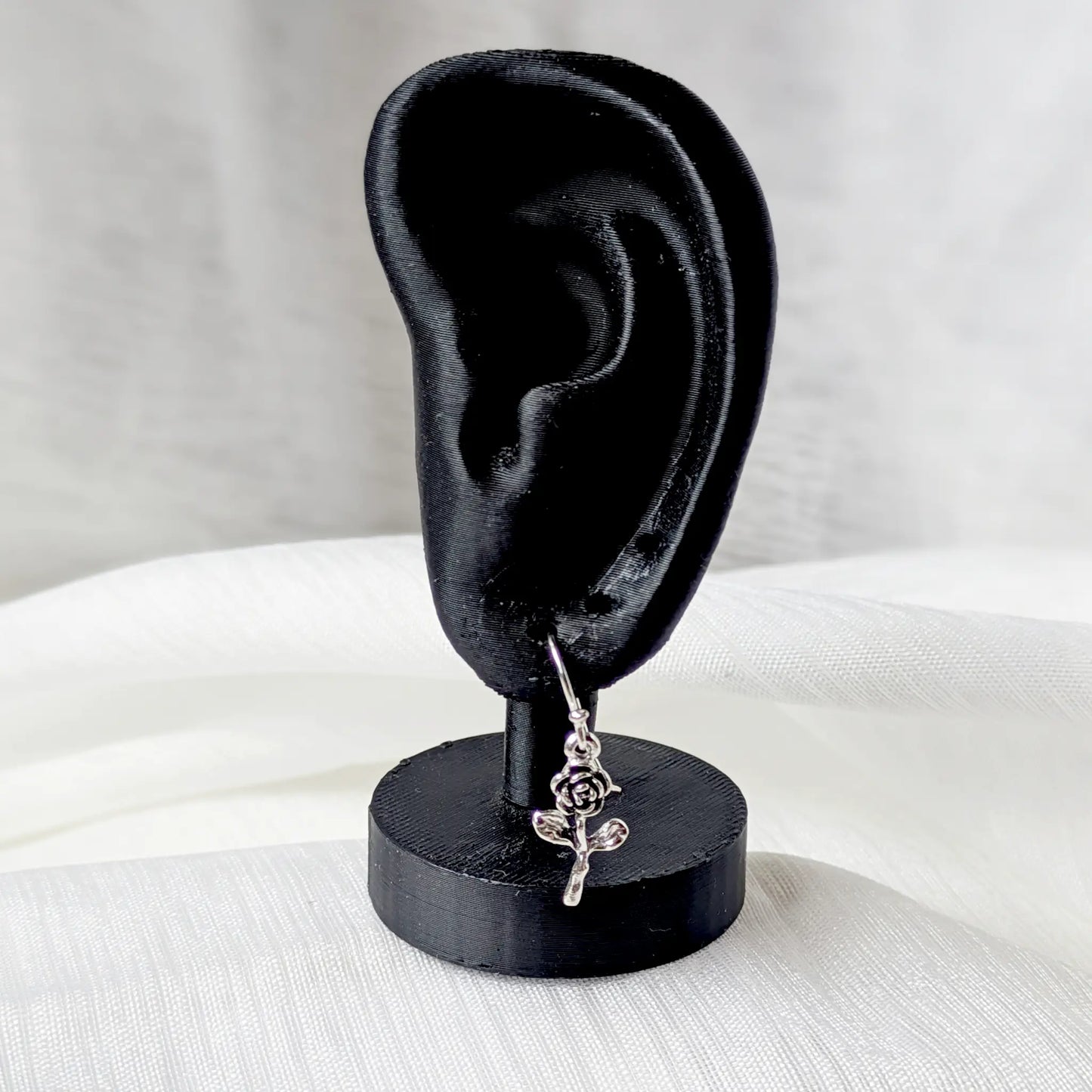 Rosen Ohrhänger aus 925 Silber präsentiert an schwarzem Ohr-Display