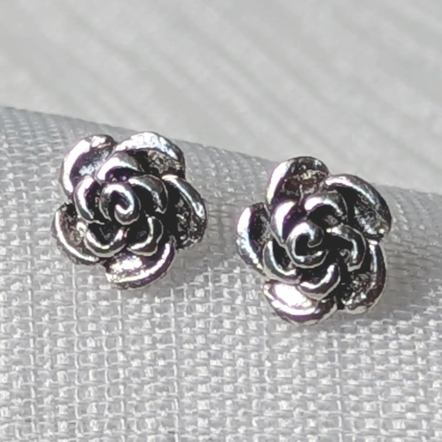 Nahaufnahme Rosen Ohrstecker aus 925 Silber mit oxidierter Blütenblatt-Textur