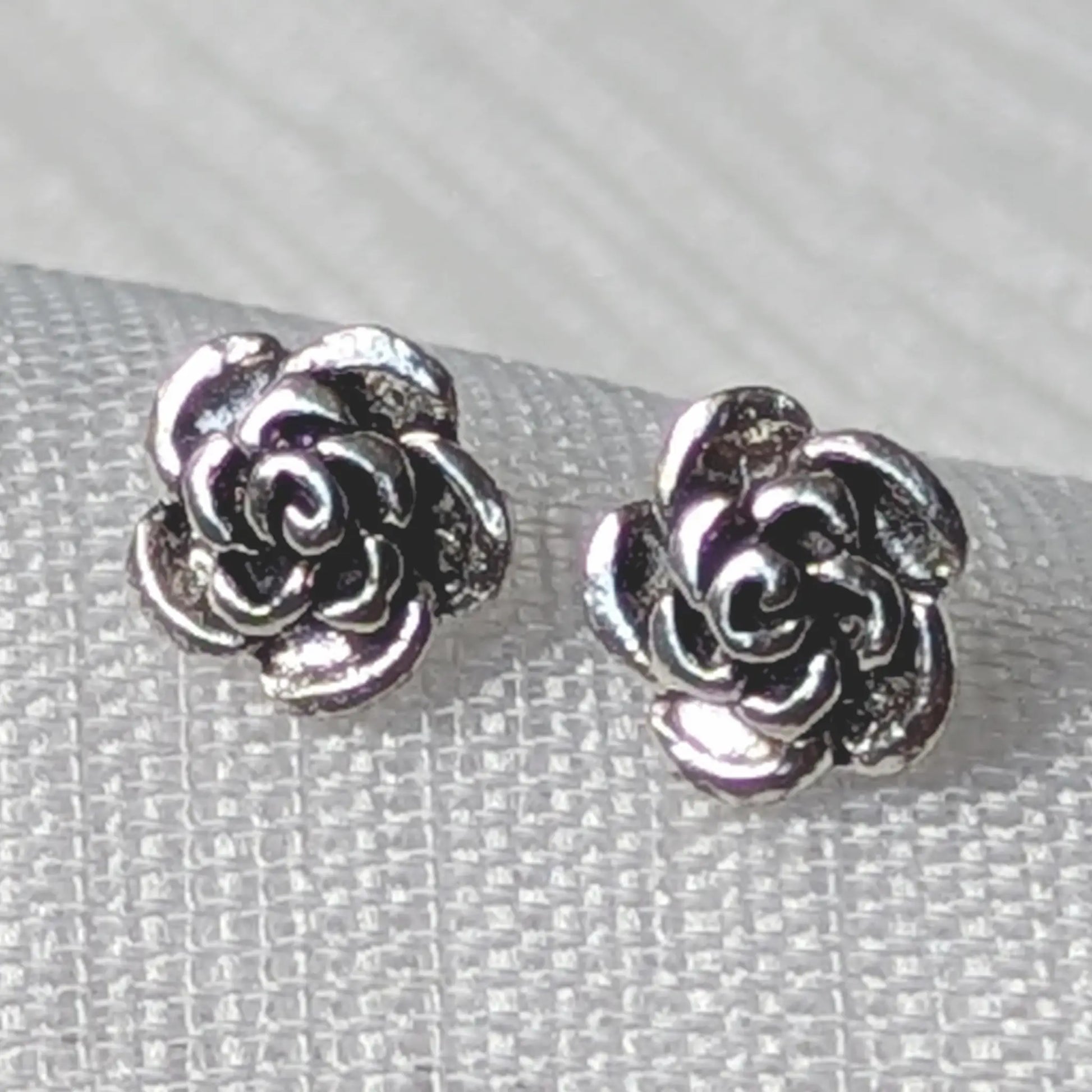 Nahaufnahme Rosen Ohrstecker aus 925 Silber mit oxidierter Blütenblatt-Textur