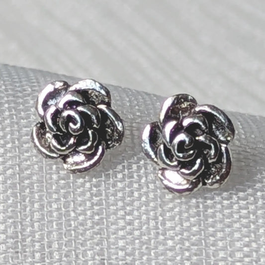 Nahaufnahme Rosen Ohrstecker aus 925 Silber mit oxidierter Blütenblatt-Textur