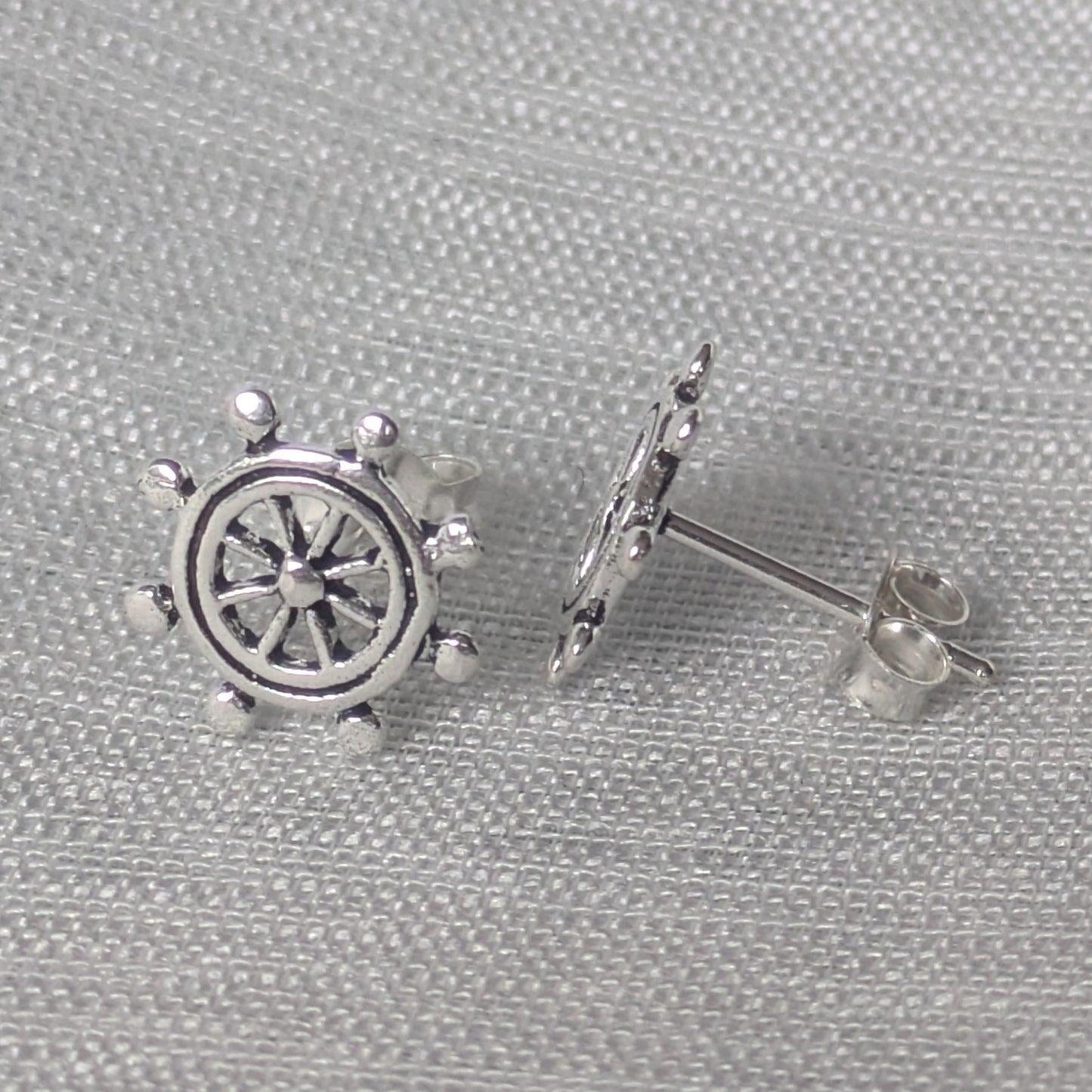 Seitliche Ansicht der Steuerrad Ohrstecker aus 925 Sterling Silber