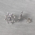 Lade das Bild in den Galerie-Viewer, Seitliche Ansicht der Steuerrad Ohrstecker aus 925 Sterling Silber
