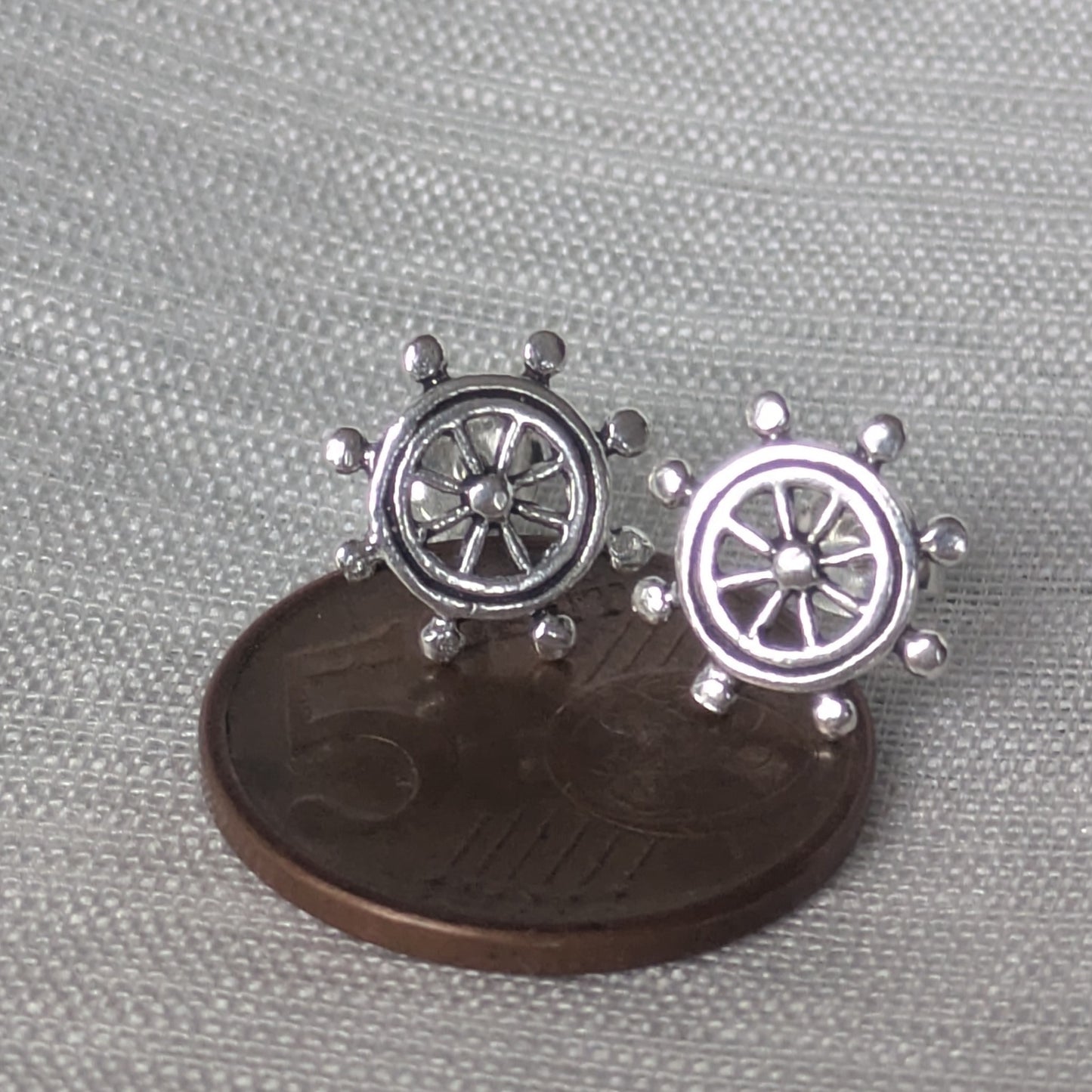 Größenvergleich: Steuerrad Ohrstecker aus 925 Sterling Silber auf 5-Cent-Münze