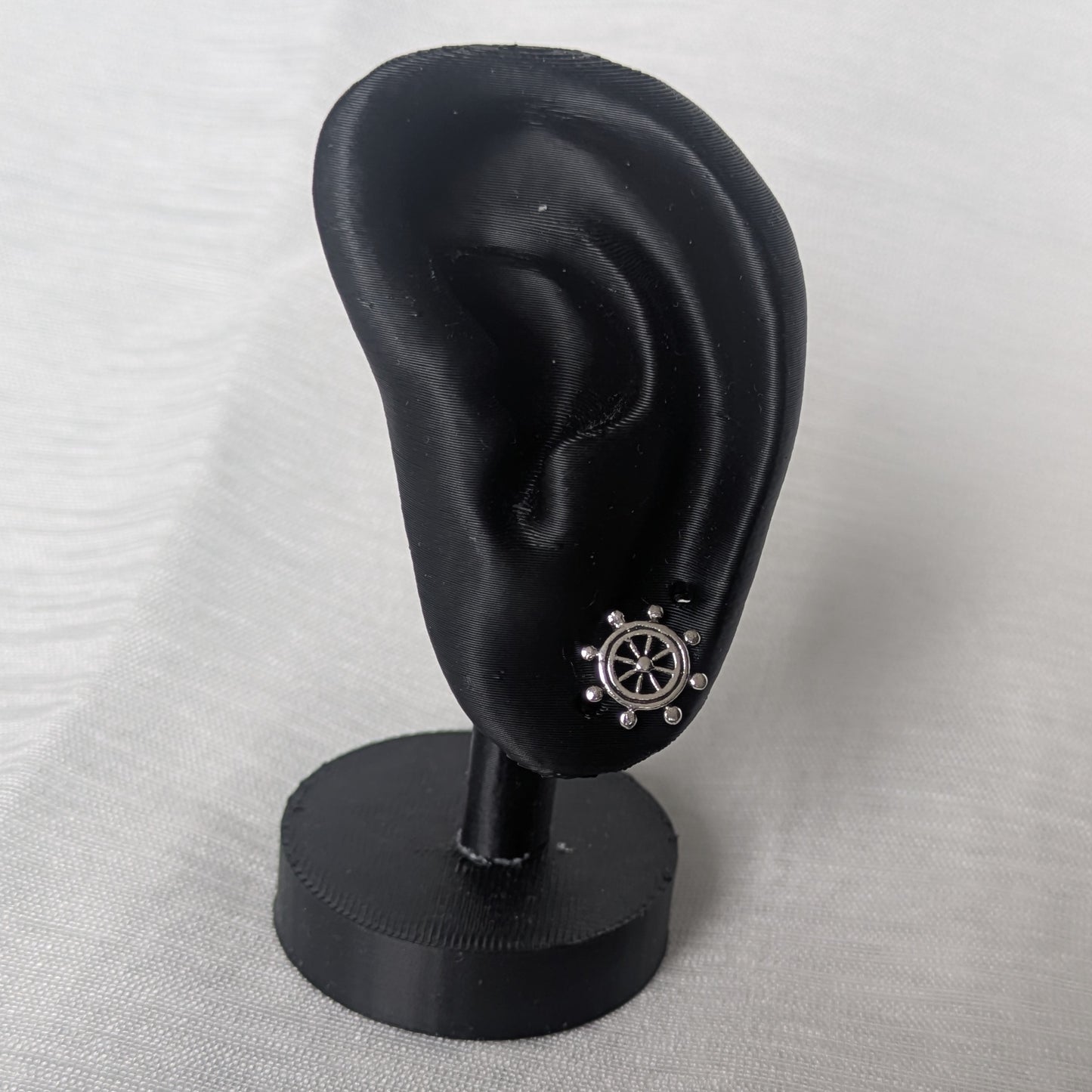 Steuerrad Ohrstecker aus 925 Sterling Silber getragen am Ohr-Display