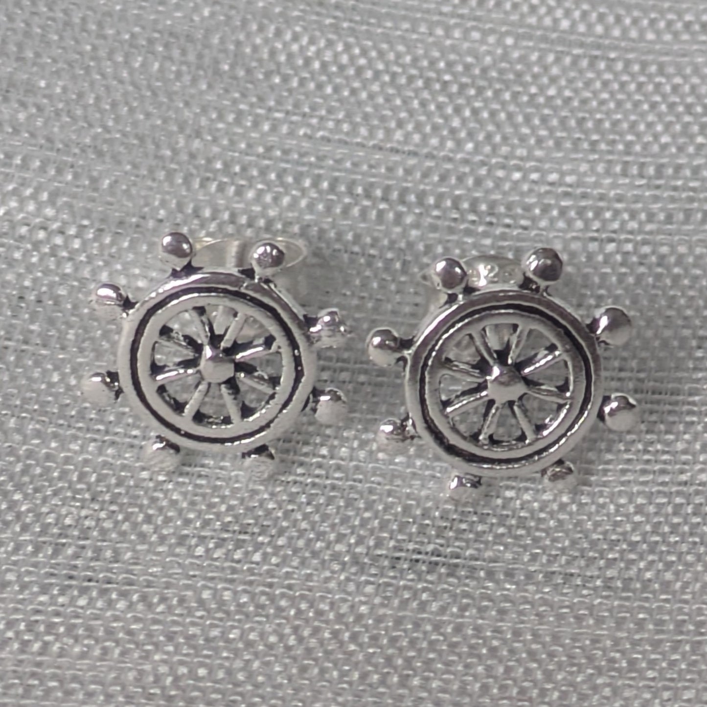 Steuerrad Ohrstecker aus 925 Sterling Silber, maritimes Schiffsrad Design frontal