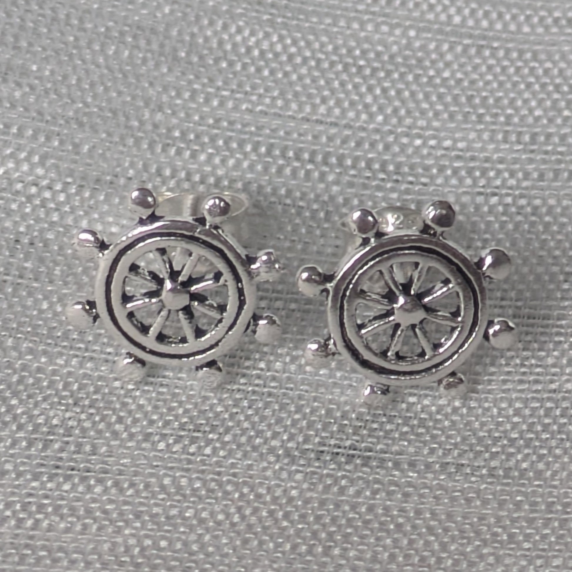 Steuerrad Ohrstecker aus 925 Sterling Silber, maritimes Schiffsrad Design frontal