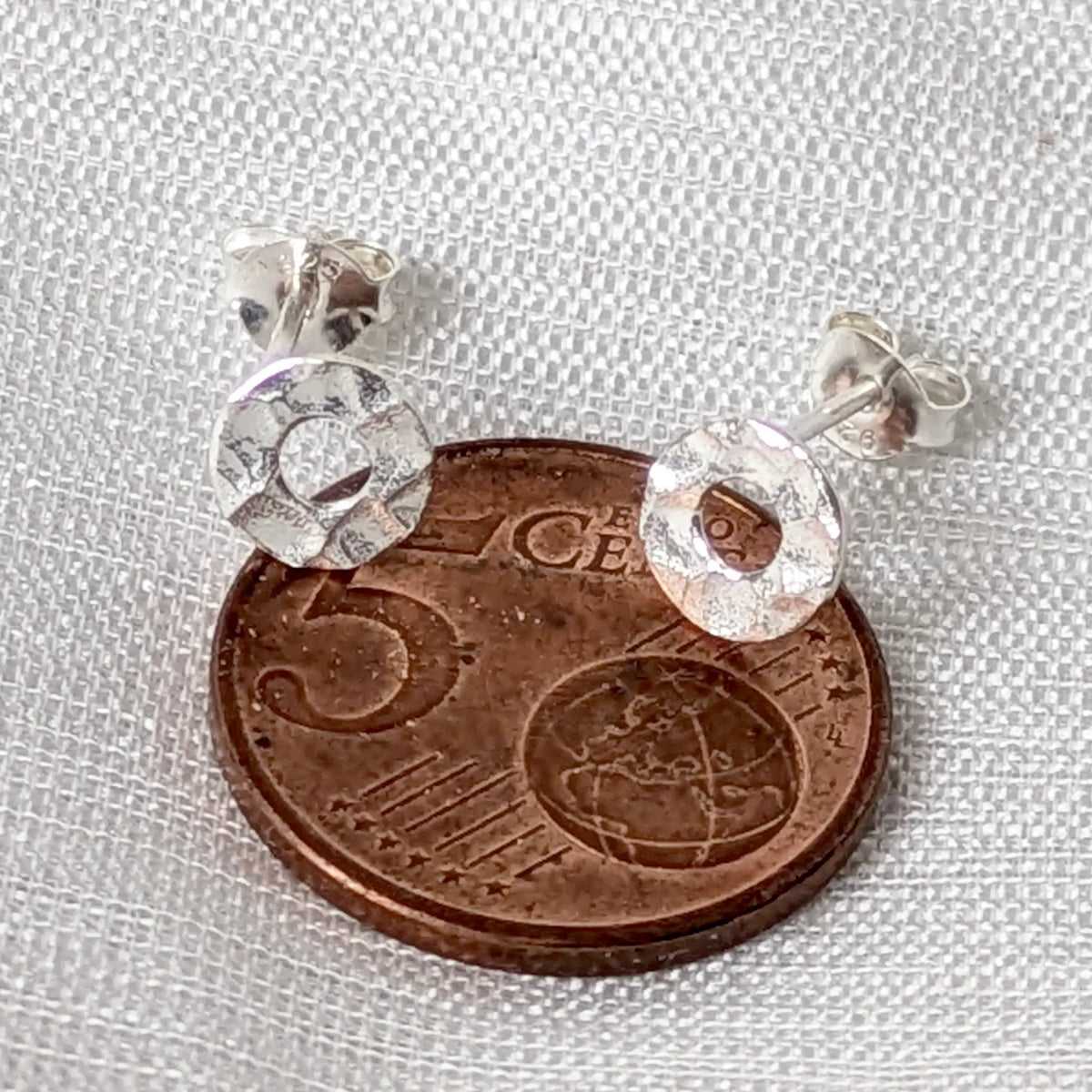 Runde Silberohrstecker gehämmert im direkten Größenvergleich auf einer 5-Cent-Münze.