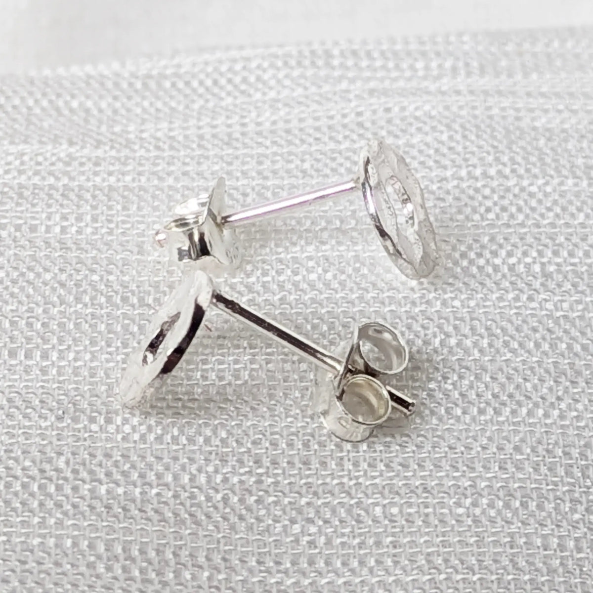 Seitenansicht der flachen, geometrischen Kreis-Ohrstecker aus 925 Sterling Silber.