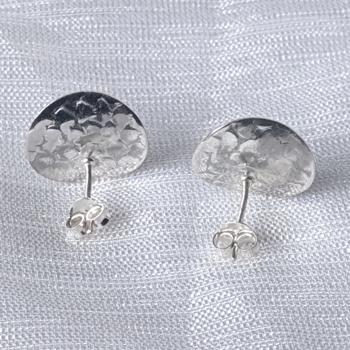 Rückansicht der runden 925 Silber Ohrstecker mit sicherem Butterfly-Verschluss.